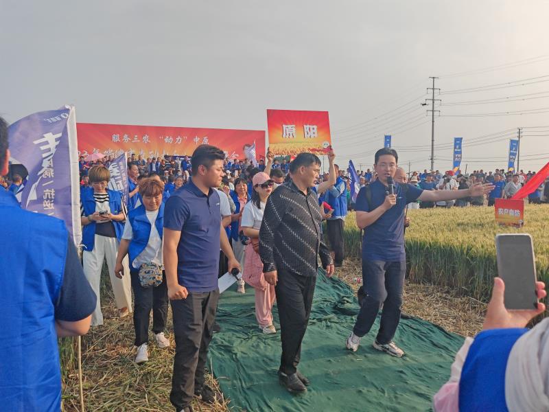 大衣哥高歌麦动力，千人种植大户会盛况空前